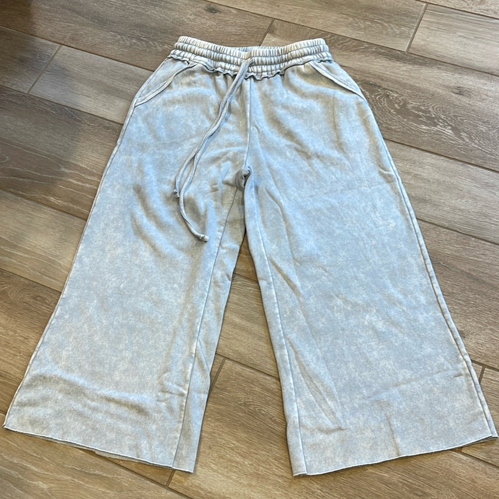 Zenana Wide Leg Cropped Sweatpants MEDIUM Raw Hem Drawstring Waist Side Pockets